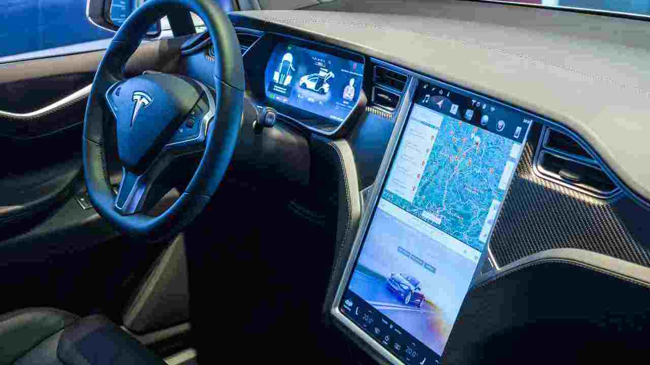 Tesla, sistema automatico di guida - NewsCellulari.it 20230104